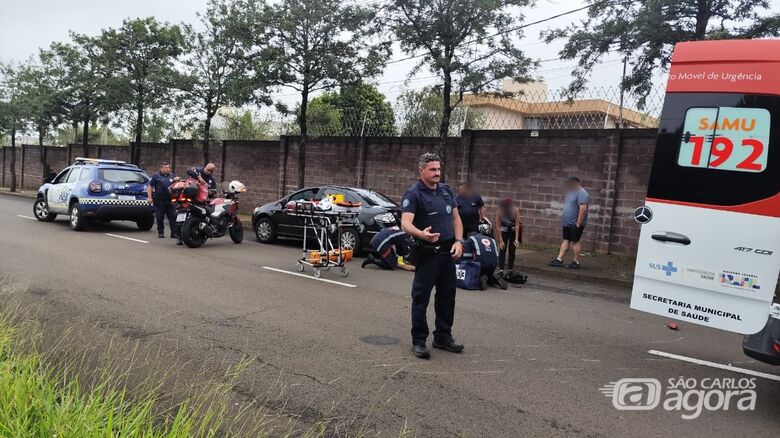 Motociclista sofre ferimentos graves após colidir contra traseira de carro - Crédito: SCA