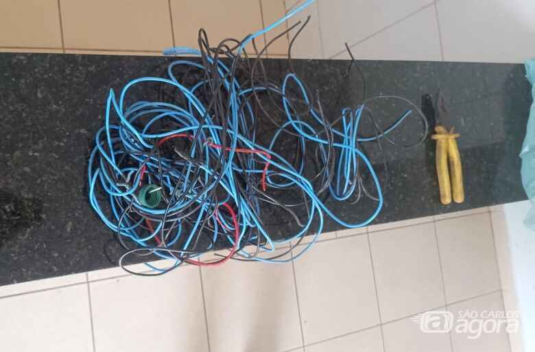 Após furto, homem é flagrado dormindo no forro de residência em Santa Felícia - Crédito: Roberto De Santi