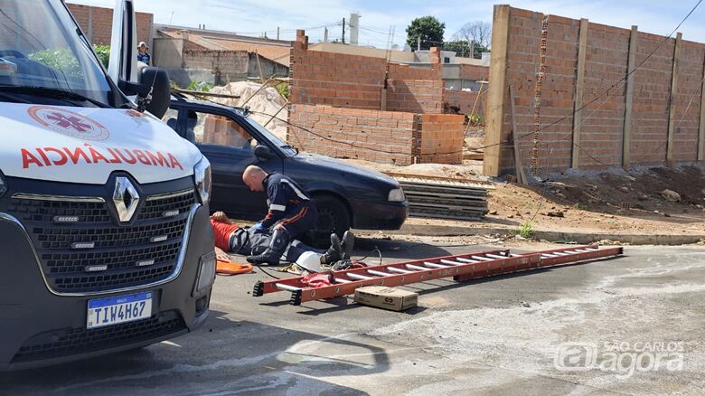 Técnico de internet fica ferido após queda de escada no Jardim Hikare - Crédito: SCA
