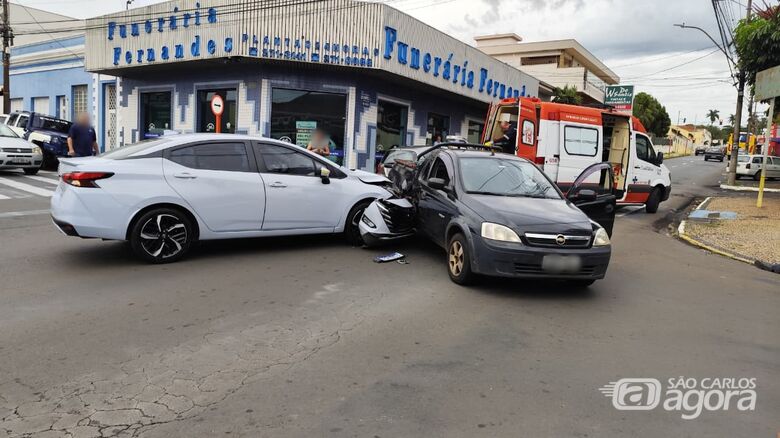 Picape avança sinal de pare e causa acidente no Centro - Crédito: SCA