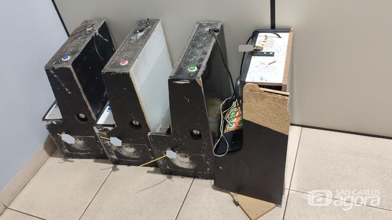 Máquinas caça-níqueis são apreendidas em bar de São Carlos - Crédito: SCA