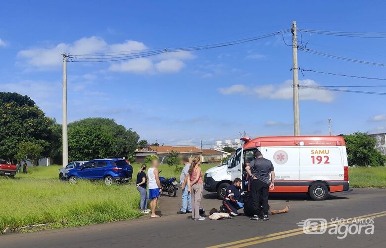 Carro bate contra poste após colisão com moto no Santa Felícia  - Crédito: SCA