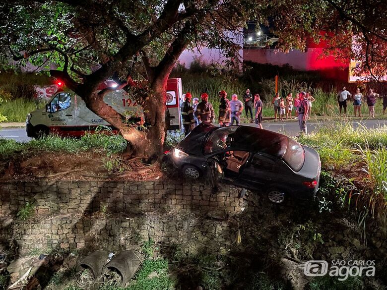 Mulher perde controle, carro colide contra árvore e fica pendurado  - Crédito: Lourival Izaque 
