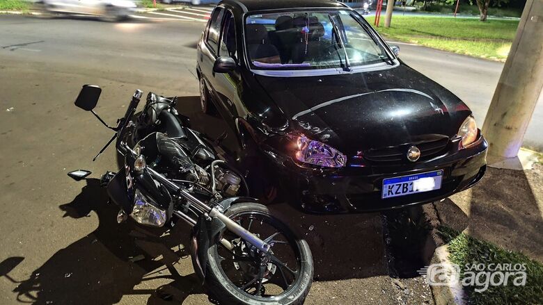 Motoboy fica ferido após motorista avançar parada obrigatória em rotatória  - Crédito: SCA