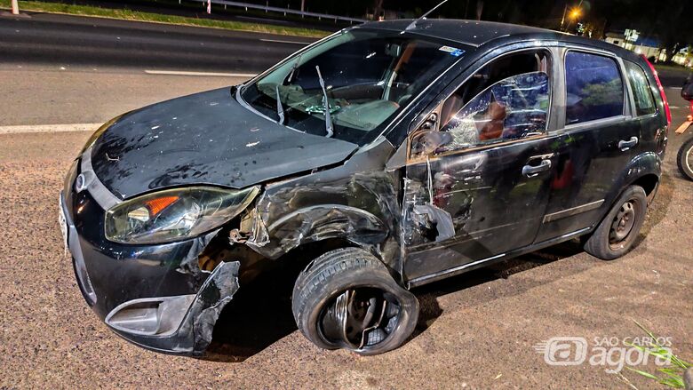 Colisão entre carro e caminhão termina com motorista preso por embriaguez ao volante na SP-215 - Crédito: SCA