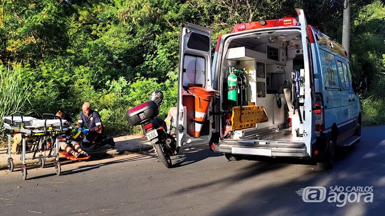 Ciclista sofre queda ao passar sobre lombada - Crédito: SCA