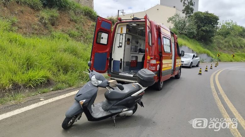 Motociclista sofre queda em alça de acesso da rodovia Washington Luís  - Crédito: SCA