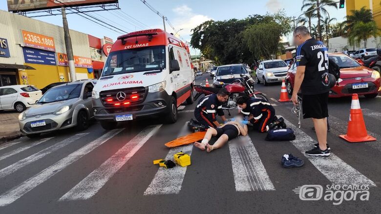 Pedestre fica ferida após ser atropelada por motocicleta na região do Shopping Iguatemi - Crédito: SCA