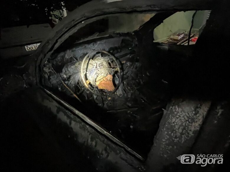 Incêndio atinge veículo em garagem de residência no bairro Redenção - Crédito: Lourival Izaque