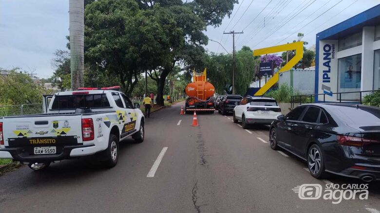 Faixa da marginal é interditada após lama invadir o asfalto - Crédito: SCA