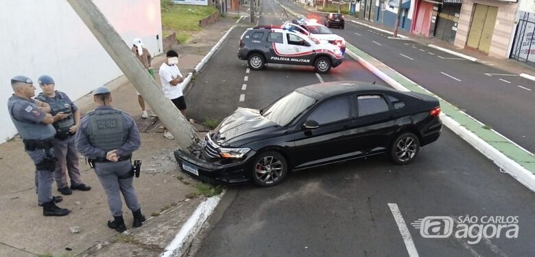 Carro colide contra poste na Avenida São Carlos  - Crédito: Lourival Izaque 
