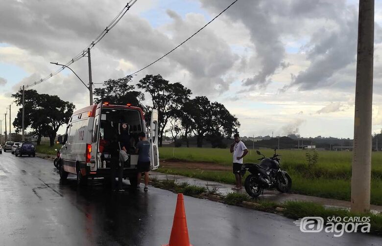 Colisão entre carro e moto deixa mulher ferida na Avenida Miguel Petroni - Crédito: SCA