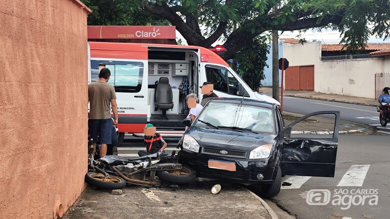 Colisão entre moto e carro deixa dois feridos - Crédito: SCA