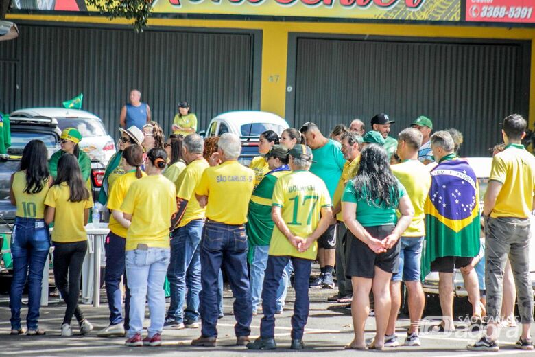 Manifestantes participam de ato "Acorda Brasil" na Praça Itália, em São Carlos - Crédito: Lourival Izaque