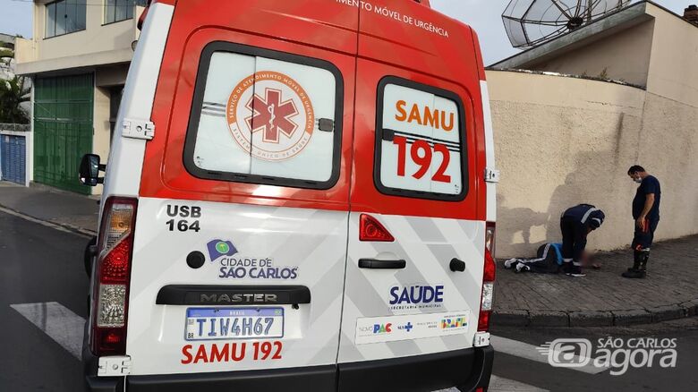 Homem é socorrido pelo SAMU após ser esfaqueado durante assalto  - Crédito: SCA