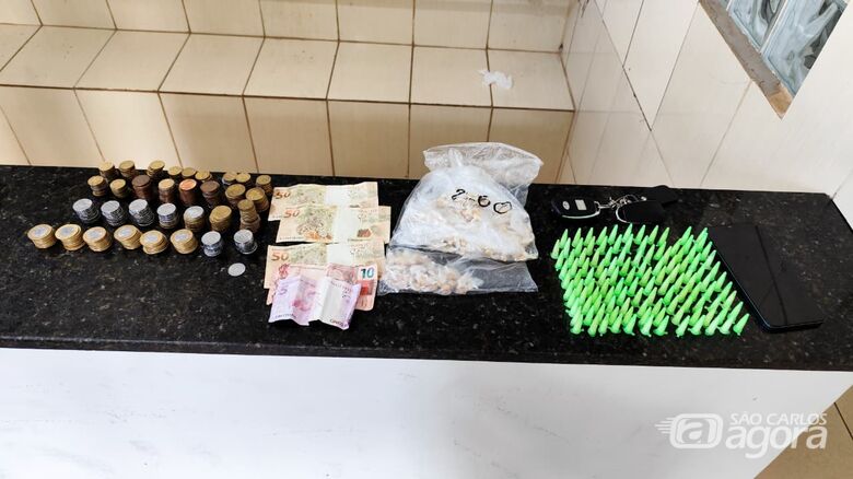 PM prende suspeito com quase 420 porções de drogas em São Carlos - Crédito: SCA