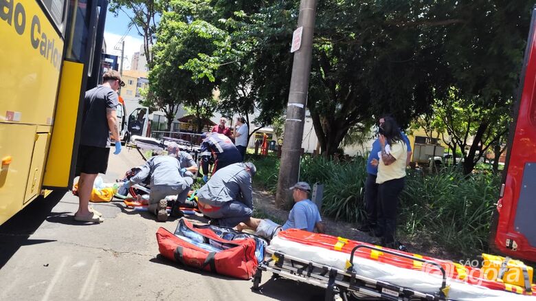 Casal de idosos fica ferido após colisão entre moto e ônibus  - Crédito: SCA