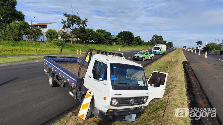 Caminhão evita colisão e atola no canteiro central da Washington Luís, em São Carlos - Crédito: SCA