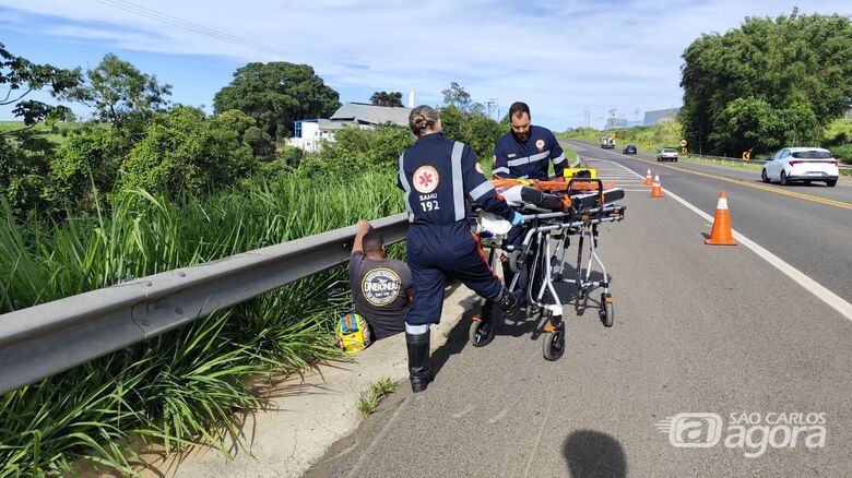 Colisão de moto contra guard-rail deixa um ferido na SP-215 - Crédito: SCA