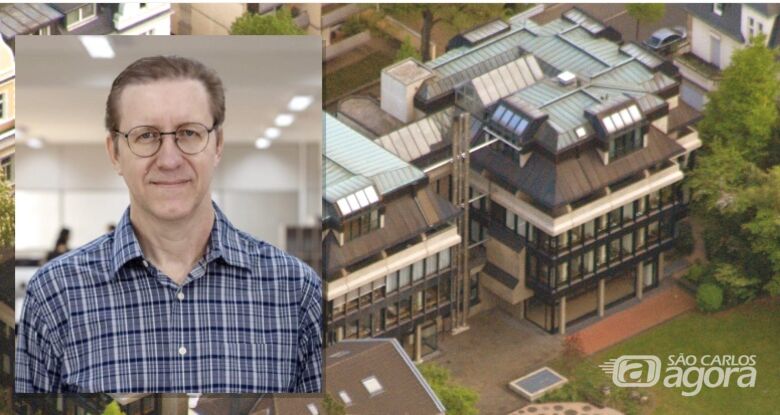 O professor Francisco Rodrigues está entre os 20 pesquisadores escolhidos no mundo para receber o prêmio em 2025; ao fundo, o prédio da Fundação Alexander von Humboldt - Crédito: Arquivo pessoal e Wolkenkratzer / Wikimedia Commons