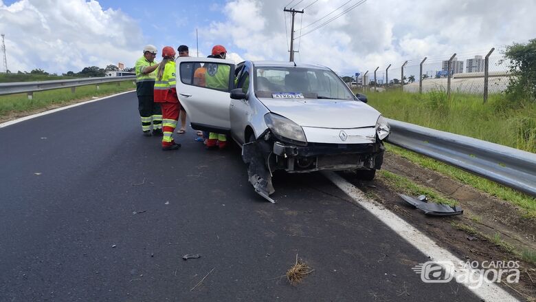 Caminhão colide na traseira de carro e foge após acidente na SP-310, em São Carlos - 