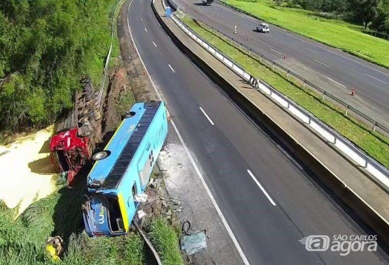 Ônibus e carreta tombam após colisão na Washington Luís  - Crédito: Artesp 