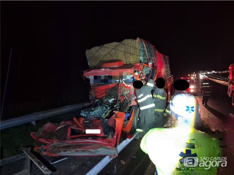 Colisão entre caminhão e carreta com carga de etanol interdita Rodovia Washington Luís - Crédito: Artesp