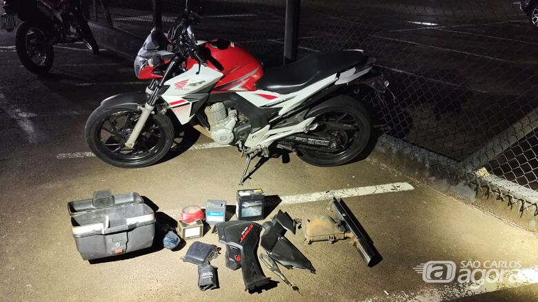 Motocicleta com chassi suprimido e peças furtadas é apreendida no Antenor Garcia - Crédito: Roberto Afonso