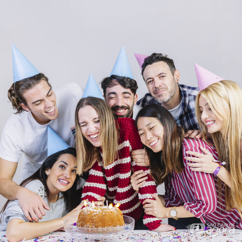 Grupo de amigos celebra aniversário - Crédito: Pixabay