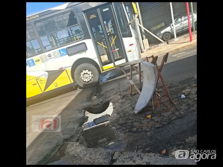Buraco de grandes proporções causa transtornos no bairro Santa Felícia - 