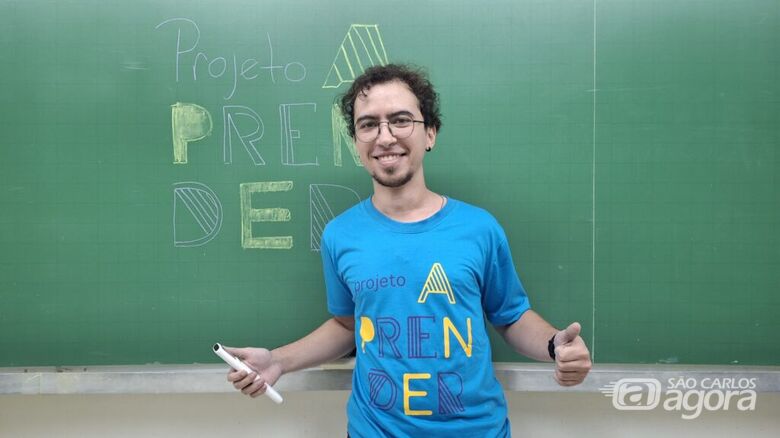 “Nosso objetivo é desmistificar o que é uma universidade pública. Mostrar para quem estuda no ensino médio, em uma escola estadual, que é um direito estar aqui dentro e utilizar esses recursos. Esse é o nosso lugar também”, conta João.(crédito da imagem:  - 