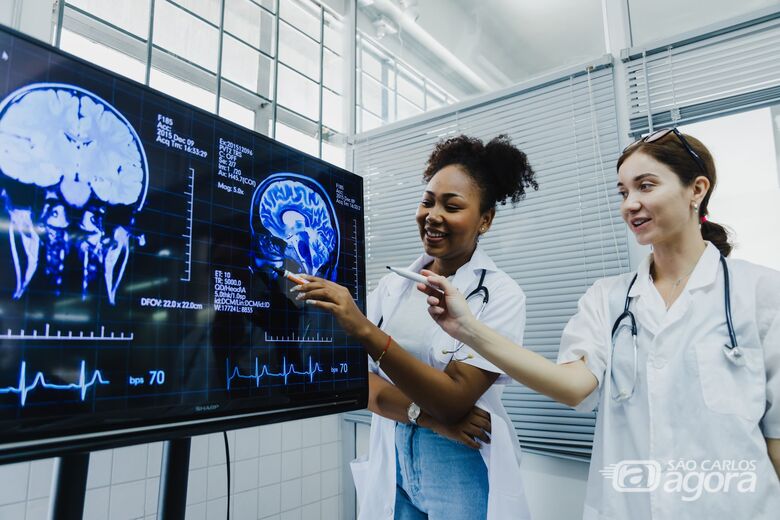 Dividido em seis módulos, o curso de atualização abrange desde análise de dados até o processamento de imagens médicas (Crédito da Imagem: Envato) - 