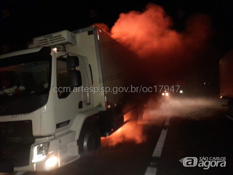 Caminhão pega fogo na Washington Luís  - Crédito: Artesp