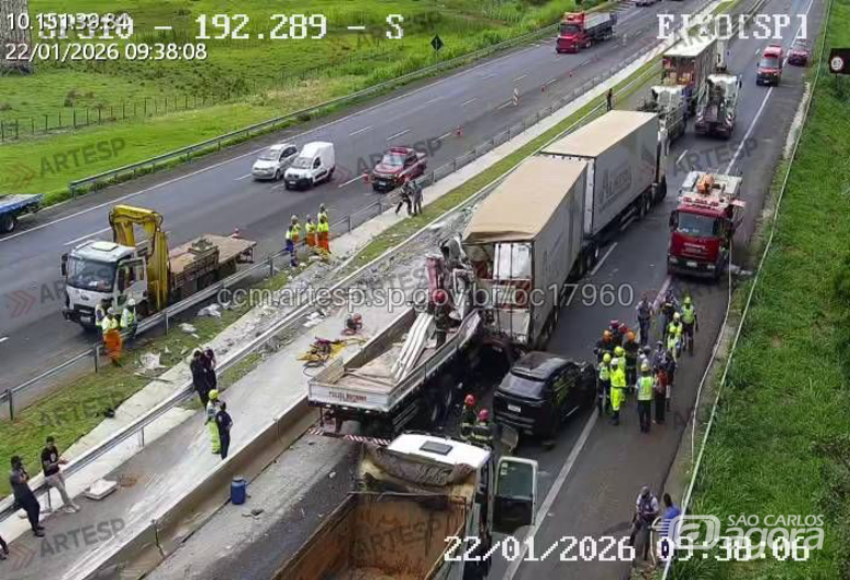 Engavetamento na Rodovia Washington Luís deixa duas pessoas mortas - 