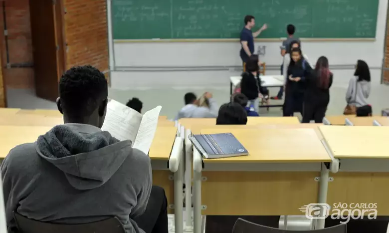 Alunos em sala de aula: "A magistrada entendeu que a lei deve ser suspensa porque o Supremo Tribunal Federal (STF) já reconheceu a constitucionalidade das ações afirmativas de cotas raciais nas universidades" - Crédito: Foto: Sam Balye/Unsplash Sam Balye/Unsplash
