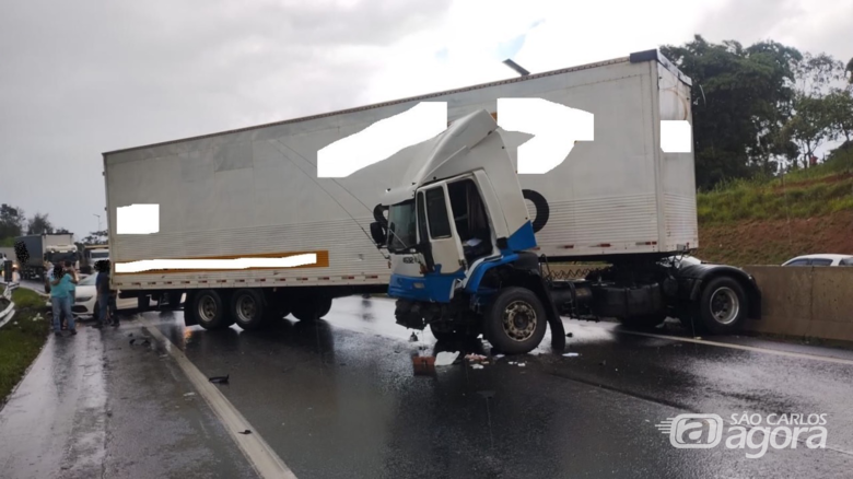 Carreta fica em "L" após colisão na Washington Luís  - Crédito: Artesp