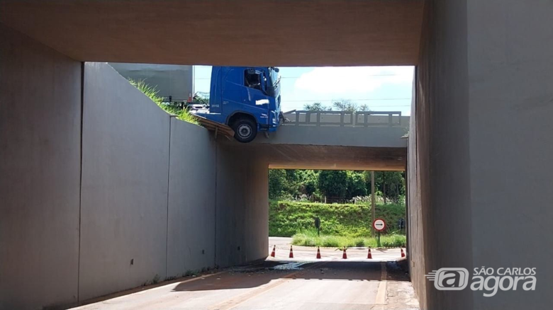 Carreta fica pendurada em viaduto após motorista dormir ao volante  - Crédito: CCI ARTESP