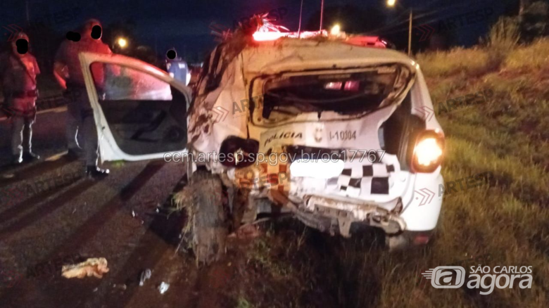 Viatura da PM capota após ser atingida por van em rodovia da região  - Crédito: CCI Artesp