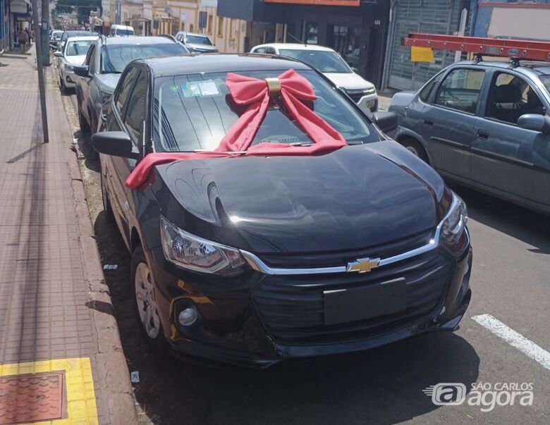 Luísa Pellegrini Moraes leva o Chevrolet Ônix zero quilômetro - Crédito: SCA