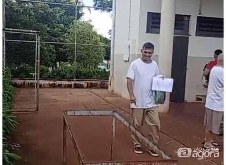 Guerreiro deixando a prisão  - 