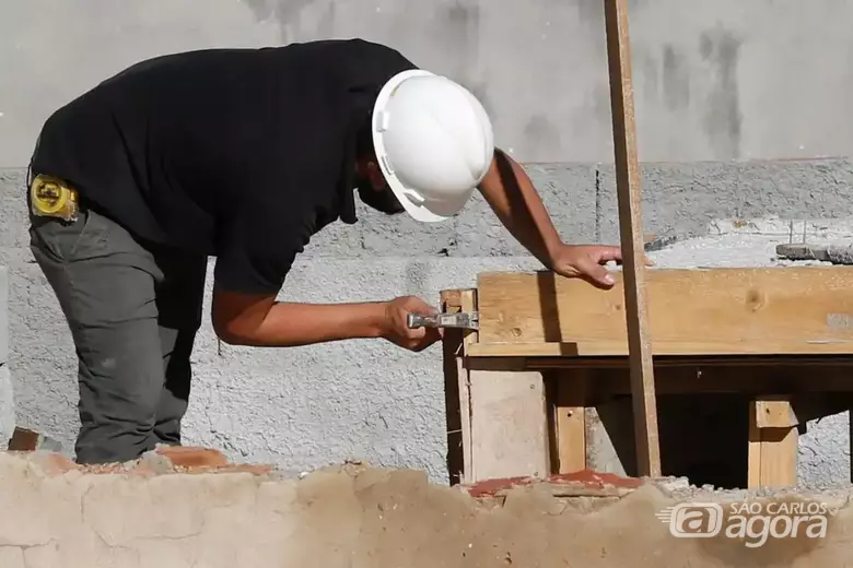 Pedreiro durante trabalho em obra. (Foto: Fernando Frazão/Agência Brasil/Arquivo) - 