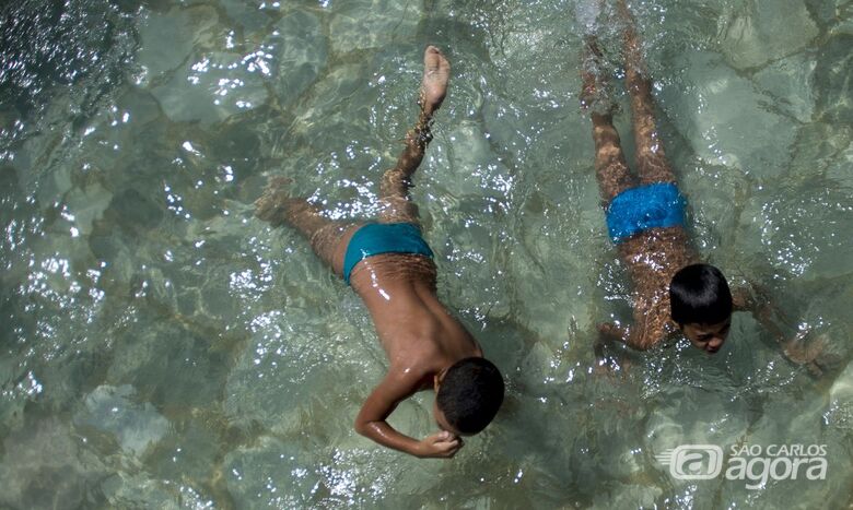 Piscinas: fugindo do calorão, população se ganha nos parques aquáticos para se refrescar  - Crédito: agência Brasil