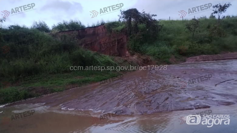 Queda de talude provoca alagamento e interdição total da SP-310 em Itirapina - Crédito: Artesp