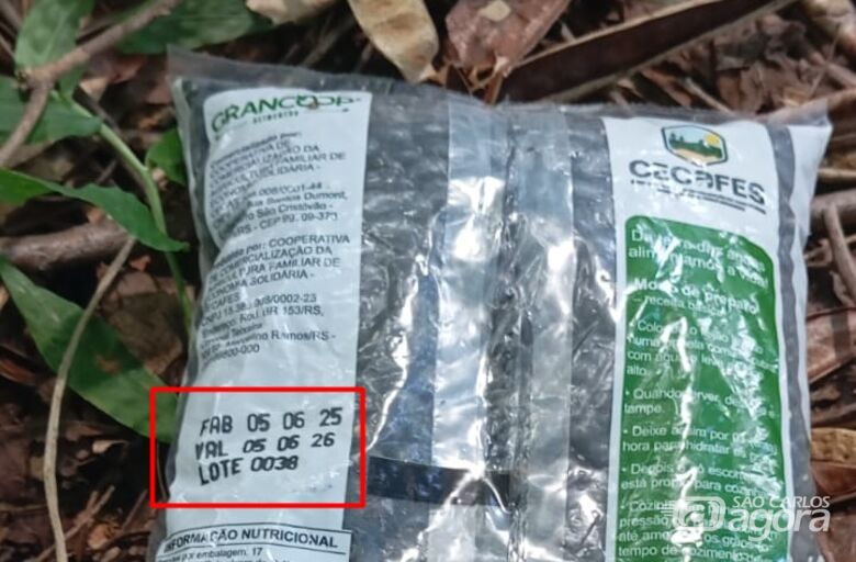 Pacotes que seriam utilizados na merenda escolar estão dentro do prazo de validade - Crédito: SCA