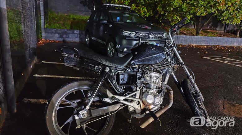 Moto furtada é recuperada pela GCM no Jardim Zavaglia; dupla foi detida - Crédito: Foto: Maycon Maximino/São Carlos Agora