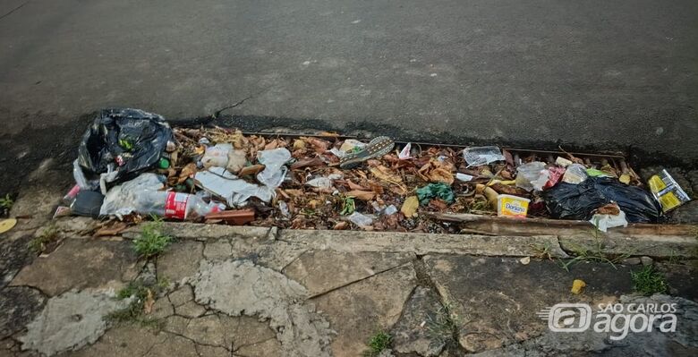 Bueiros entupidos preocupam moradores na rua São Joaquim no Centro -