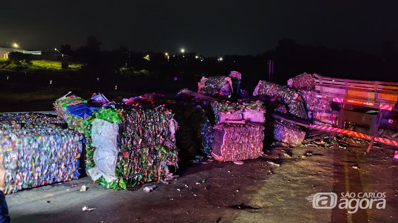 Carga de 15 toneladas de garrafas PET se espalha e interdita alça de acesso da SP-310 em São Carlos - Crédito: Foto: Maycon Maximino/São Carlos Agora