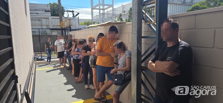 Usuários reclamam de filas e falta de entrega de encomendas no Correios da Vila Isabel - 