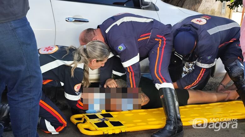 Colisão entre carro e moto deixa jovem ferido na Vila Carmem - Crédito: Maycon Maximino