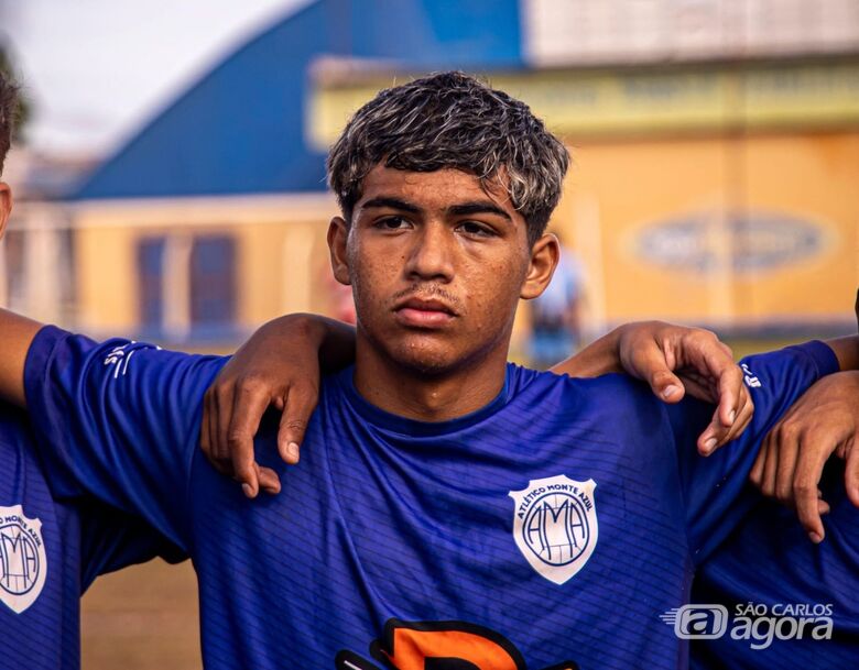 Com apenas 16 anos, jovem de São Carlos constrói trajetória de dedicação no futebol - 